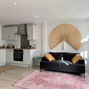 https://central-yet-tranquil-brand-new-2-bed-free-parking.yorkshirehotels.net
